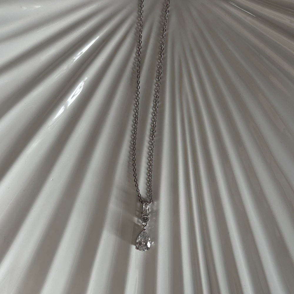 Elegant Silver Necklace with Teardrop Pendant
